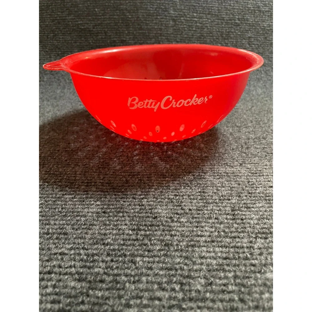 Betty Crocker Red Plastic Colander Strainer Round Kitchen Food Prep 7.5 Inch